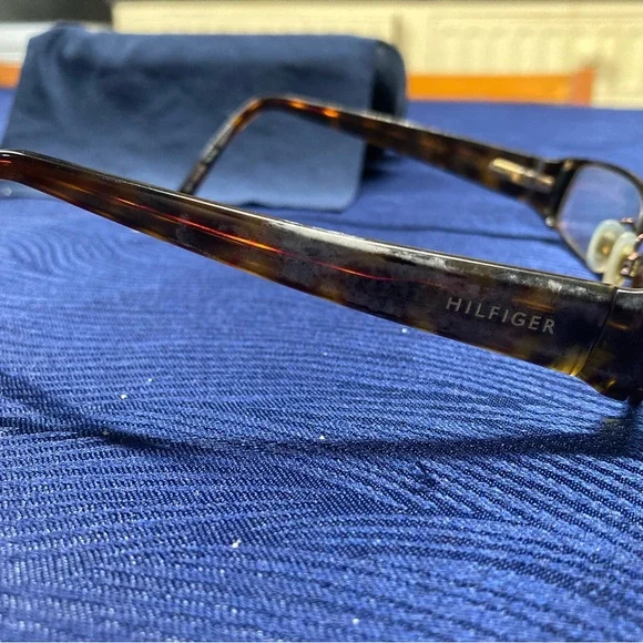 Tommy Hilfiger Prescription Glasses with Case and Cleaning Cloth - Picture 6 of 9